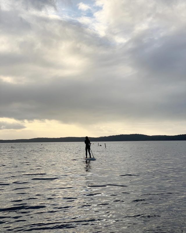 Un petit tour sur le lac ( on sait jamais si on était reconfiné prochainement 😶 ...)
#capique #winter #winterdontcare #lakelifestyle #2020